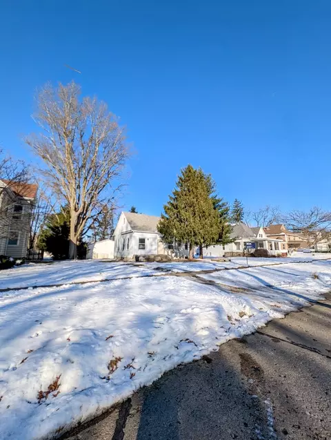543 E 3rd St, El Paso, IL 61738