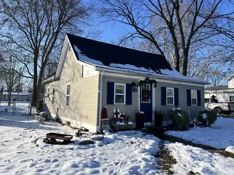 Exterior - 108 E Illinois St, Mansfield, IL 61854 photo 3 of 5