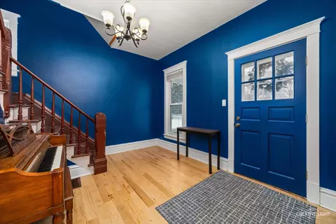 Entry Way - 44 Monroe St, Elgin, IL 60123 photo 2 of 4