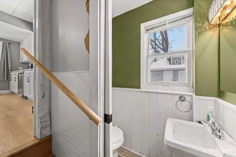 Entry Way - 44 Monroe St, Elgin, IL 60123 photo 4 of 4