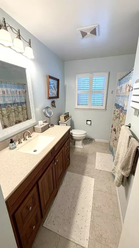 Bath - 516 Christopher St, Morrison, IL 61270 photo 1 of 2