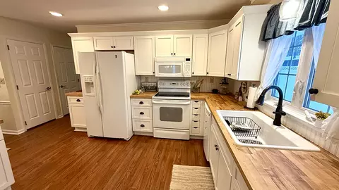 Kitchen - 516 Christopher St, Morrison, IL 61270 photo 2 of 4