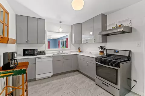 Kitchen - 321 Newman Ct, Lake Bluff, IL 60044 photo 1 of 2