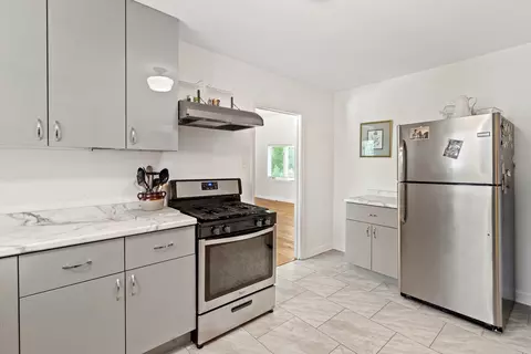 Kitchen - 321 Newman Ct, Lake Bluff, IL 60044 photo 2 of 2