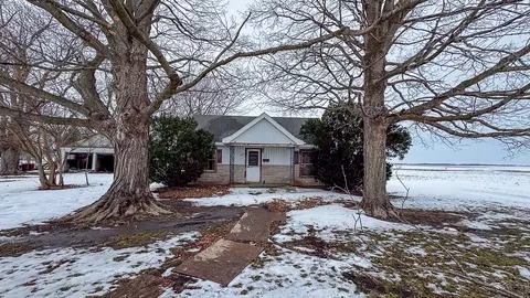 307 N Vine St, Armington, IL 61721