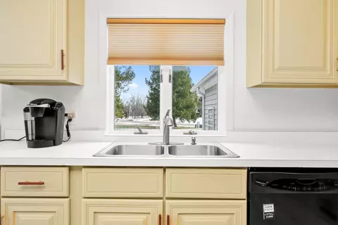 Kitchen - 6522 Sycamore Ct, Mchenry, IL 60050 photo 4 of 6