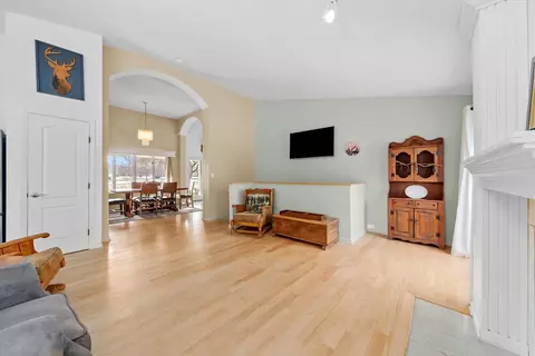 Living - 6522 Sycamore Ct, Mchenry, IL 60050 photo 5 of 5