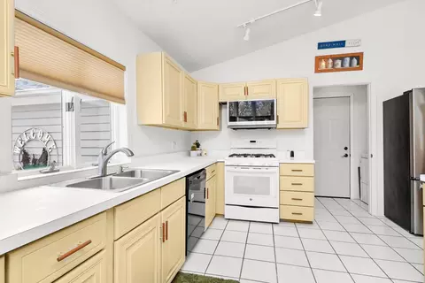 Kitchen - 6522 Sycamore Ct, Mchenry, IL 60050 photo 2 of 6