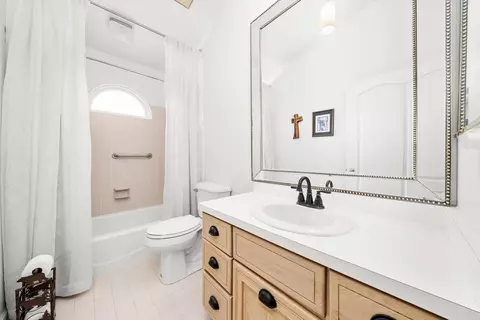Bath - 6522 Sycamore Ct, Mchenry, IL 60050 photo 4 of 4