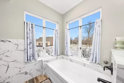 Bath - 6522 Sycamore Ct, Mchenry, IL 60050 photo 3 of 4