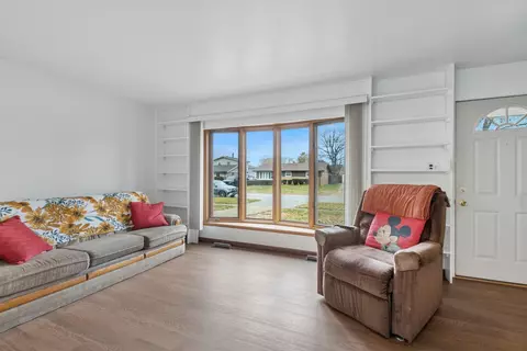 Living - 7101 Stanford Dr, Bridgeview, IL 60455 photo 2 of 3