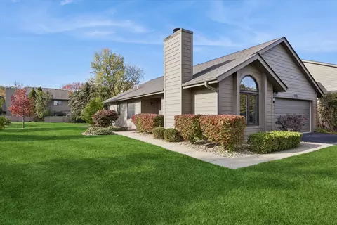 8032 Wildwood Ln, Darien, IL 60561