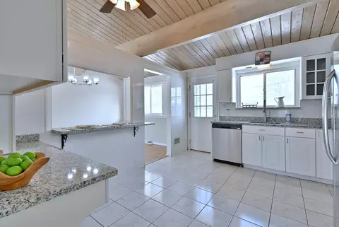Kitchen - 521 Michael Mnr, Glenview, IL 60025 photo 5 of 6