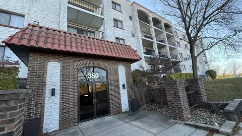 350 Plum Creek Dr #205, Wheeling, IL 60090