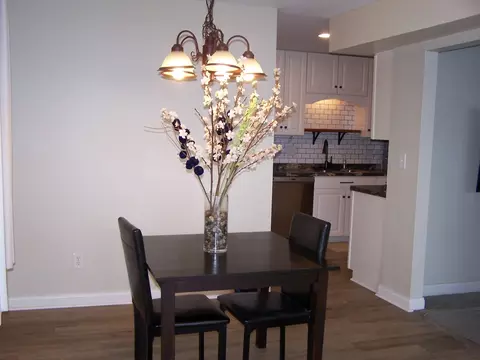 Dining - 604 Devonshire Ct #B, Mchenry, IL 60050 photo 1 of 1