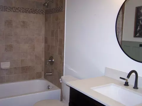 Bath - 604 Devonshire Ct #B, Mchenry, IL 60050 photo 1 of 2