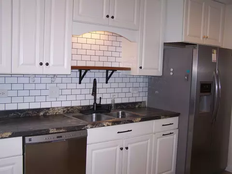 Kitchen - 604 Devonshire Ct #B, Mchenry, IL 60050 photo 2 of 2