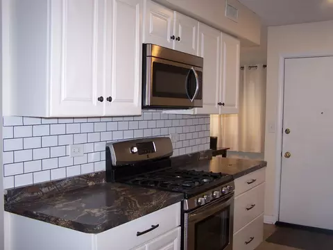 Kitchen - 604 Devonshire Ct #B, Mchenry, IL 60050 photo 1 of 2