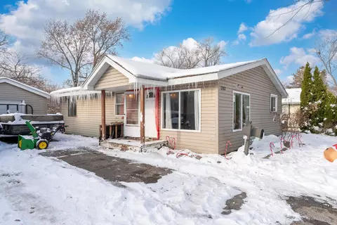 1262 Navajo Dr, Carpentersville, IL 60110