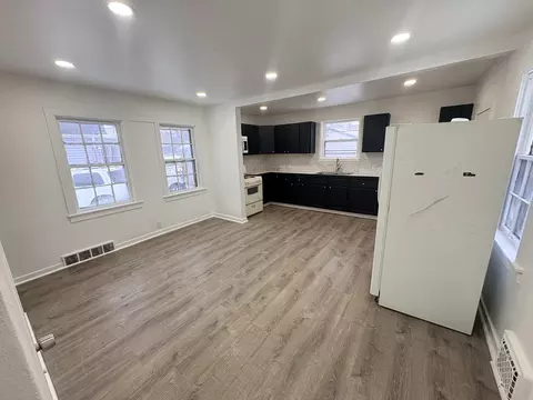 Living - Undisclosed, Aurora, IL 60506 photo 1 of 1