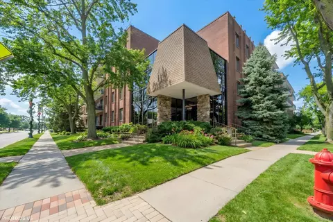 5200 Oakton St #102, Skokie, IL 60077