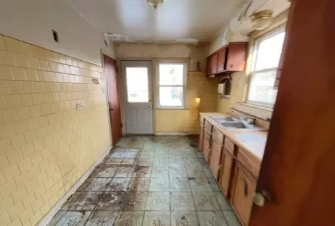 Entry Way - 612 E 104th St, Chicago, IL 60628 photo 1 of 2
