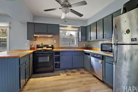 Kitchen - 4709 Oeffling Ct, Mchenry, IL 60051 photo 1 of 3