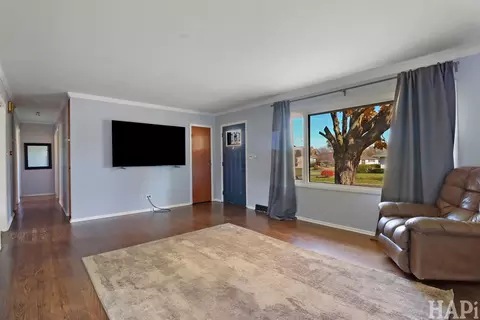 Living - 4709 Oeffling Ct, Mchenry, IL 60051 photo 2 of 4