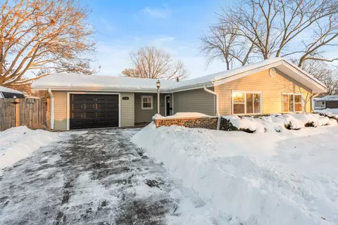 1 N Sycamore Ln, North Aurora, IL 60542