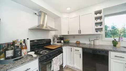 Kitchen - 34966 N Forest Ave, Ingleside, IL 60041 photo 4 of 5