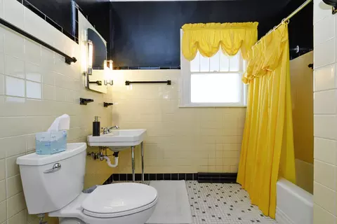 Bath - 260 W 15th Pl, Chicago Heights, IL 60411 photo 2 of 2