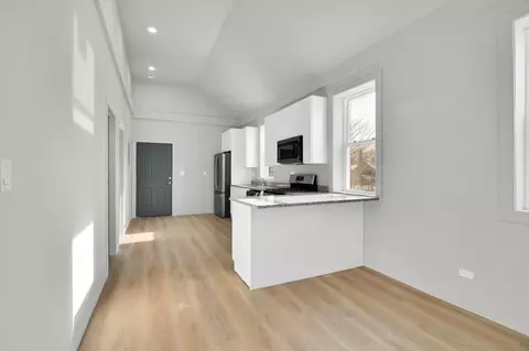 Entry Way - Undisclosed, Chicago, IL 60609 photo 2 of 2