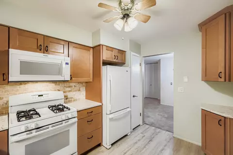 Kitchen - 1575 Sandpebble Dr #113, Wheeling, IL 60090 photo 3 of 3