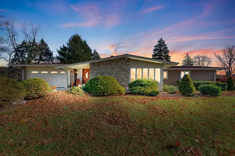 23 Croydon Ln, Oak Brook, IL 60523