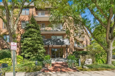 711 Oak St #106, Winnetka, IL 60093