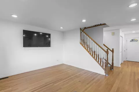 Living - 671 Cedarwood Ct, Wheeling, IL 60090 photo 2 of 3