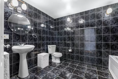 Bath - 671 Cedarwood Ct, Wheeling, IL 60090 photo 2 of 3