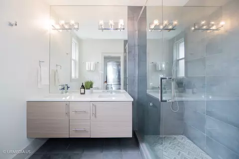 Bath - 1221 E 46th St #1, Chicago, IL 60653 photo 1 of 7