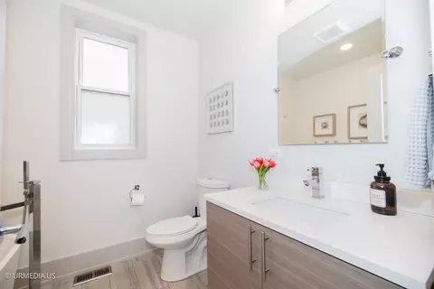 Bath - 1221 E 46th St #1, Chicago, IL 60653 photo 4 of 7