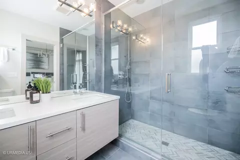Bath - 1221 E 46th St #1, Chicago, IL 60653 photo 2 of 7