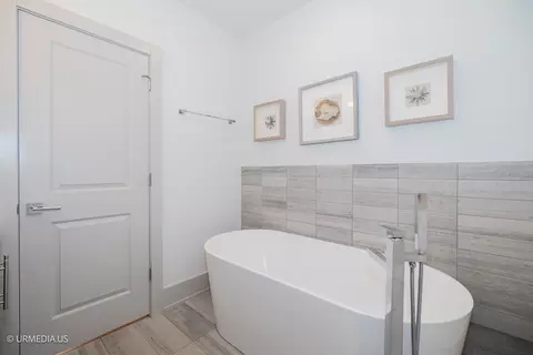 Bath - 1221 E 46th St #1, Chicago, IL 60653 photo 5 of 7