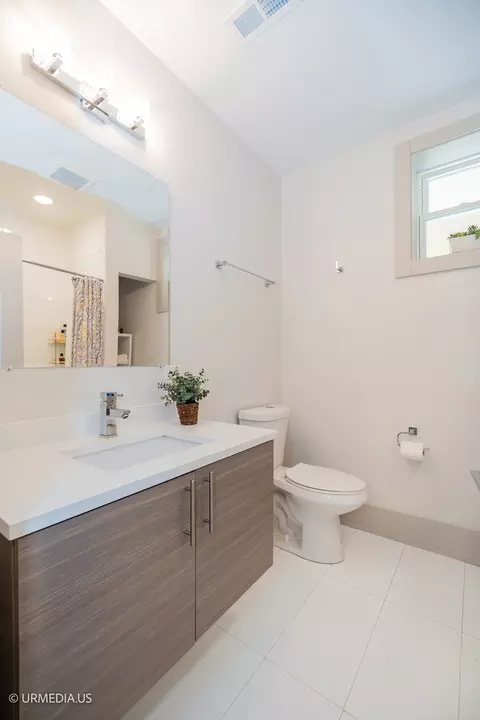 Bath - 1221 E 46th St #1, Chicago, IL 60653 photo 6 of 7