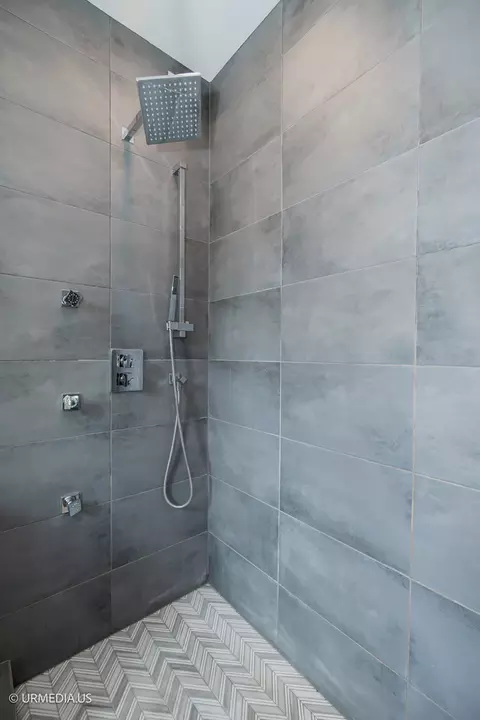Bath - 1221 E 46th St #1, Chicago, IL 60653 photo 3 of 7