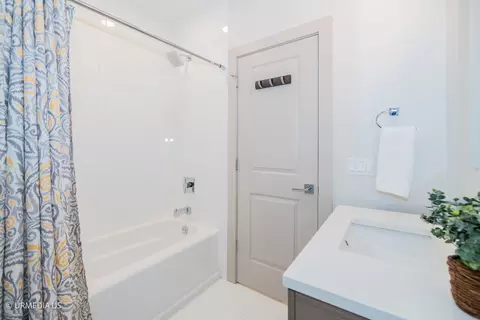 Bath - 1221 E 46th St #1, Chicago, IL 60653 photo 7 of 7