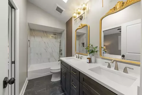 Bath - 641 N Highview Ave, Addison, IL 60101 photo 2 of 3