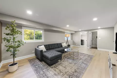 Living - 641 N Highview Ave, Addison, IL 60101 photo 3 of 4