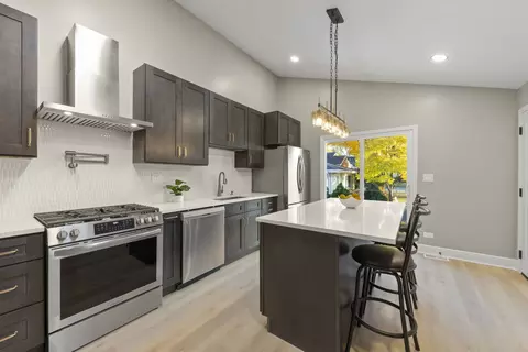 Kitchen - 641 N Highview Ave, Addison, IL 60101 photo 2 of 4