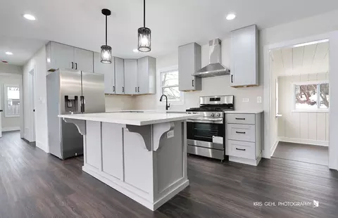 Kitchen - 1007 Oeffling Dr, Mchenry, IL 60051 photo 2 of 5