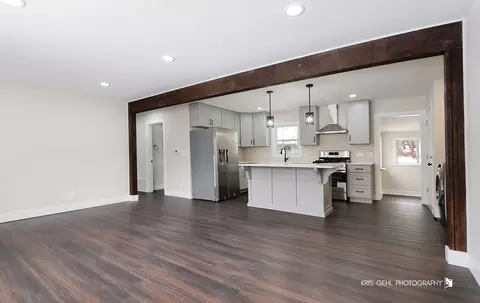 Living - 1007 Oeffling Dr, Mchenry, IL 60051 photo 2 of 3