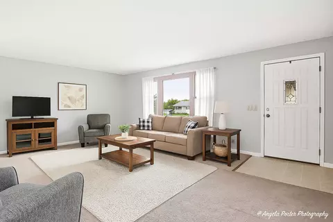 Living - 3216 Biscayne Rd, Mchenry, IL 60050 photo 1 of 2